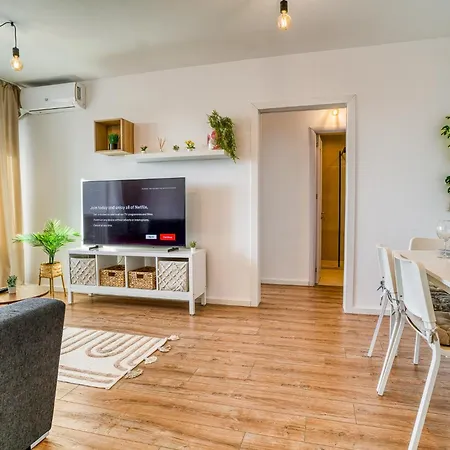 Apartment Modern West Side Flat: Steps To Subway & Park Bucharest