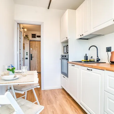 Modern West Side Flat: Steps To Subway & Park Bukarest